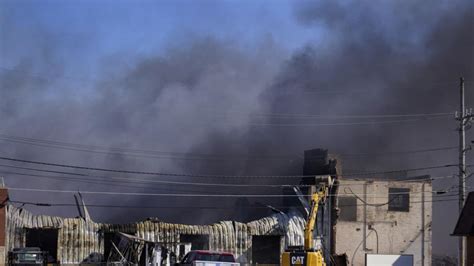 Un incendio en una planta de reciclaje de Indiana obliga a evacuar a miles de personas por la emisión de humo tóxico, según las autoridades